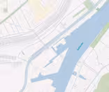 En karta som visar en flod märkt "Old Arm", omgiven av industriområden, vägar och grönområden. Floden rinner horisontellt över bilden, med olika bryggor och infrastruktur synliga i närheten.